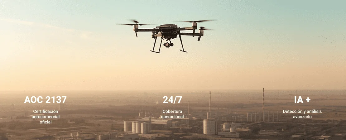 Dron industrial en vuelo sobre zona industrial al atardecer con certificación AOC 2137, cobertura operacional 24/7 y detección con IA avanzada.